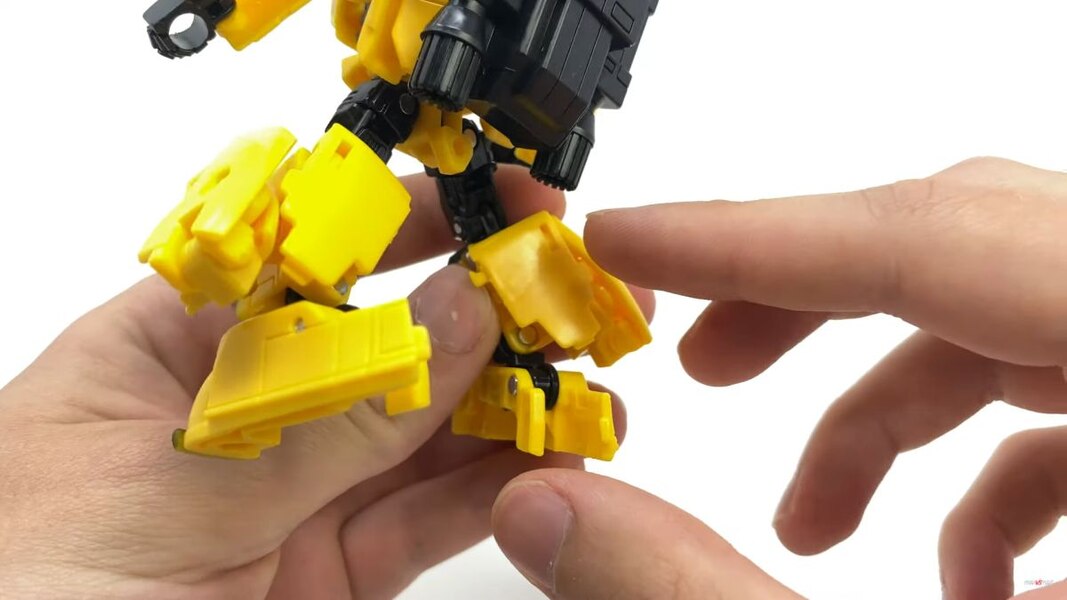 Transformers War For Cybertron Buzzworthy Origin Bumblebee  (32 of 54)